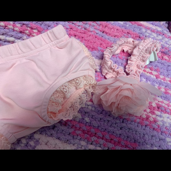 💕Super Adorable Ruffle 3 Piece outfit 💕 - Picture 4 of 7